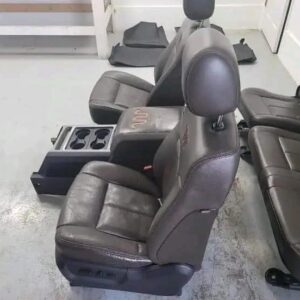 SEATS WITH CENTER CONSOLE